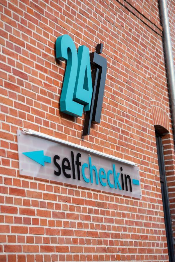 24/7 Selfcheckin Hotel Лер Екстериор снимка